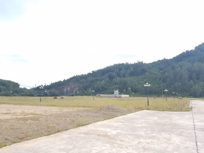 Công trình đang bị bỏ bê, trở thành khu bãi hoang khiến người dân bức xúc