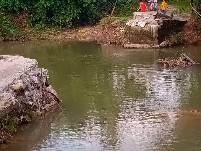 Hiện tại cây cầu chỉ còn lại hai mố cầu. Ảnh CTV.
