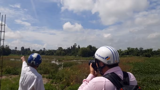 Nhóm phóng viên tác nghiệp tại Khu công nghiệp bỏ hoang.