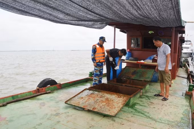 Bộ Tư lệnh Vùng Cảnh sát biển 1 tạm giữ 35.000 lít dầu DO không rõ nguồn gốc. Ảnh: Cảnh sát biển Việt Nam