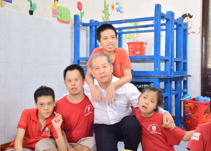 Chủ tịch tỉnh chụp ảnh kỉ niệm với các em tại Trung tâm.
