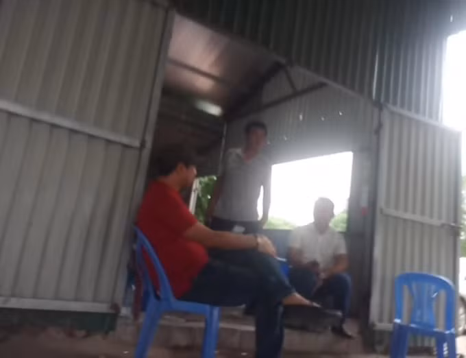 Rất đông giáo viên và học viên có mặt tại địa điểm dạy lái xe không phép trên