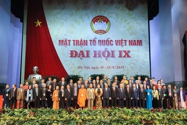Lãnh đạo Đảng, Nhà nước chụp ảnh lưu niệm với đại biểu tham dự Đại hội. Ảnh: Tapchimattran.vn