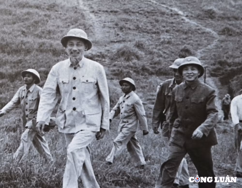 chiem nguong nhung buc anh ve bac ho voi quan doi nhan dan viet nam hinh 1