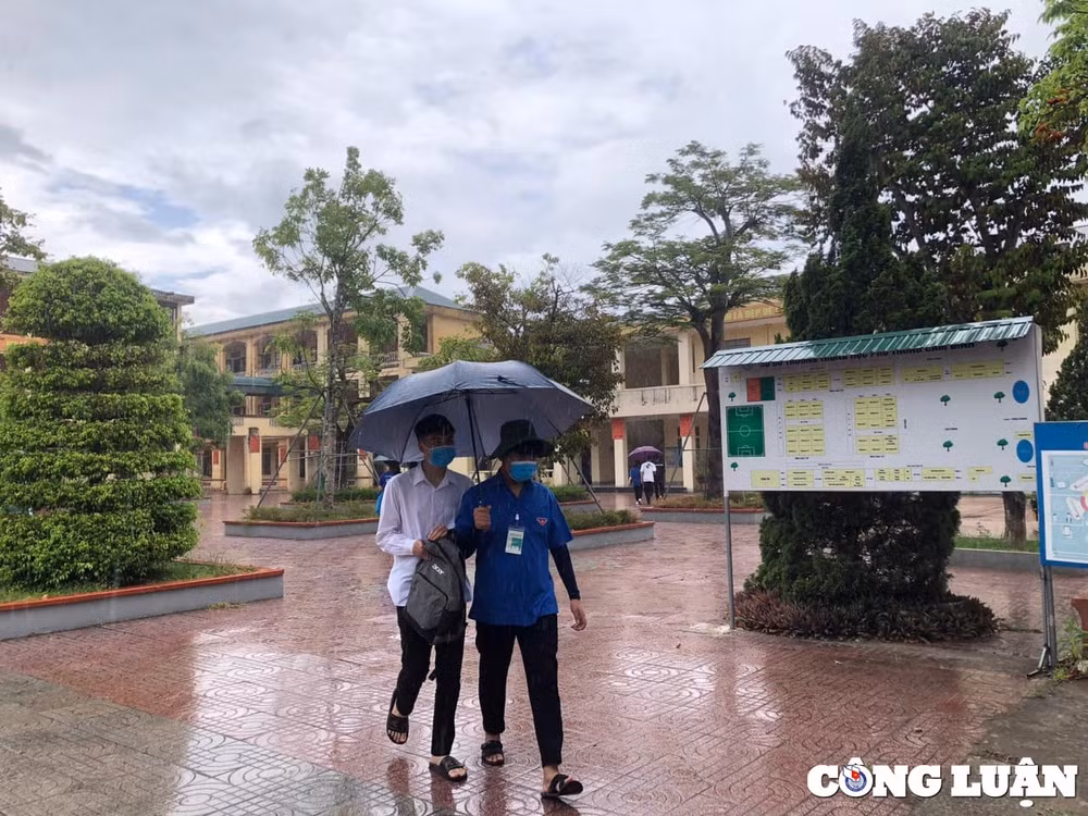 tinh nguyen vien tam trong con mua nang hat tiep suc cho cac si tu hinh 9