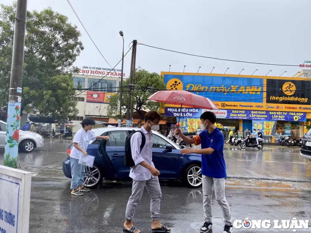 mua lon nhieu thi sinh va phu huynh doi mua den diem thi hinh 2