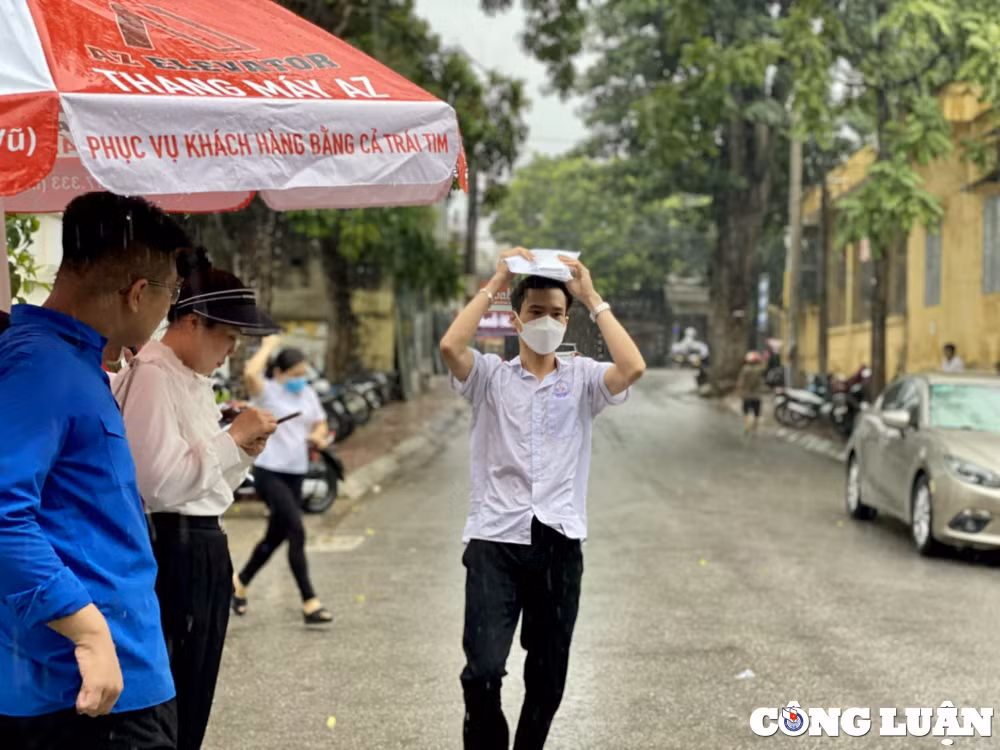 mua lon nhieu thi sinh va phu huynh doi mua den diem thi hinh 1