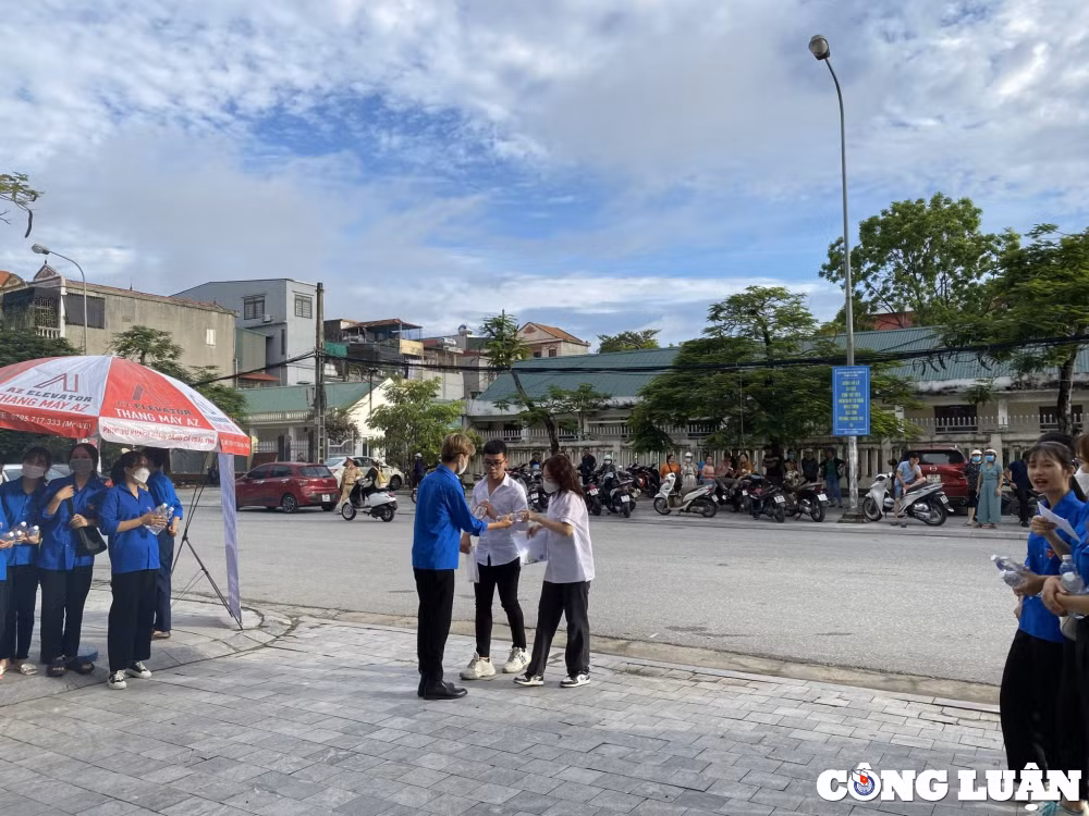 thanh hoa dinh chi mot thi sinh mang dien thoai vao phong thi hinh 1