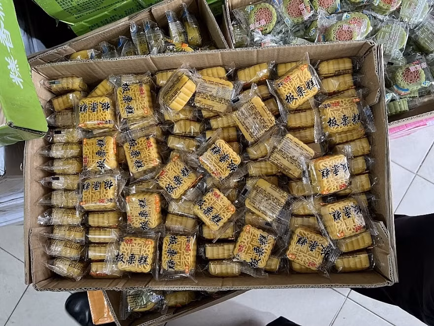 thu giu hon 5000 banh trung thu khong ro nguon goc tai thu phu hang gia la phu hinh 1
