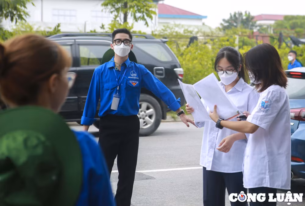 hinh anh thi sinh di lam thu tuc du ky thi tot nghiep thpt nam 2022 hinh 7