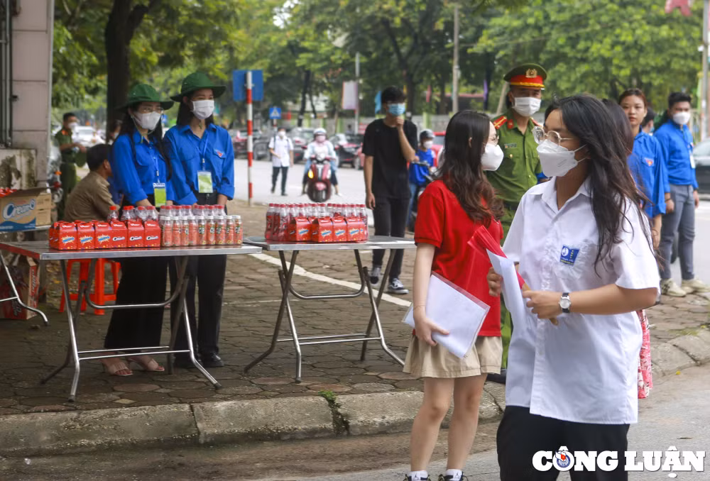hinh anh thi sinh di lam thu tuc du ky thi tot nghiep thpt nam 2022 hinh 6