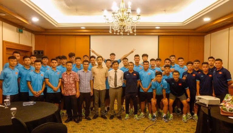 Đội tuyển U19 Việt Nam chụp ảnh lưu niệm cùng Đại sứ đặc mệnh toàn quyền Việt Nam tại Indonesia và các cán bộ Đại sứ quán Việt Nam tại Indonesia. Ảnh: VFF