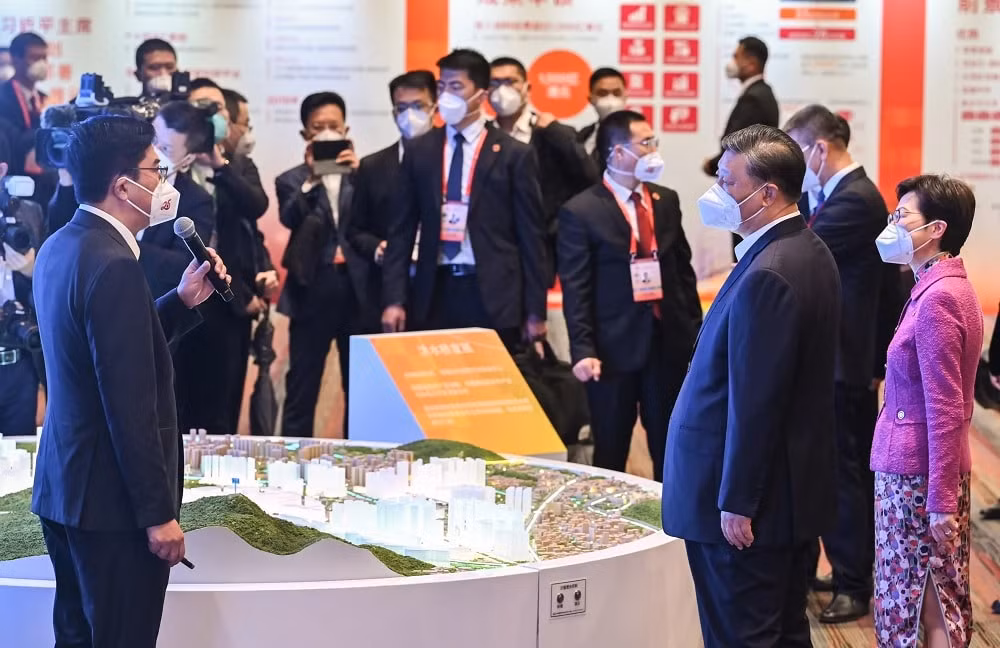 Ông Tập (bìa phải) thăm Công viên Khoa học Hồng Kông, được tháp tùng bởi Trưởng đặc khu Hồng Kông sắp mãn nhiệm Carrie Lam. Ảnh: ISD