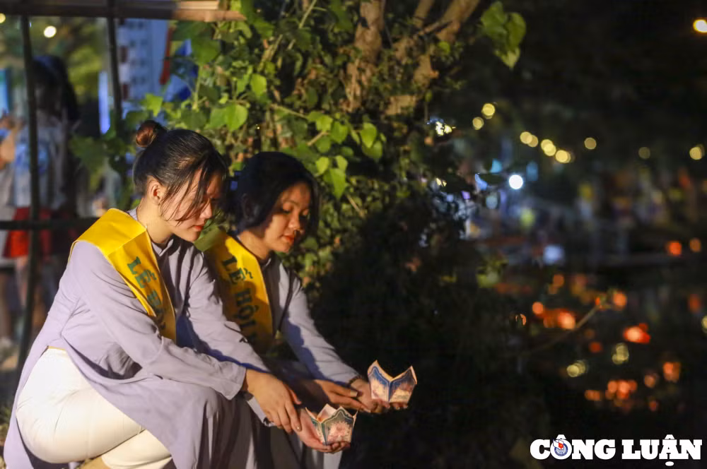Thả đèn hoa đăng là một nét đẹp trong văn hoá tâm linh của người Việt Nam, cầu mong sức khoẻ, tài lộc cho mọi người, đồng thời, thắp lên hy vọng về một tương lai nhiều may mắn, bình an cho gia đình, người thân.