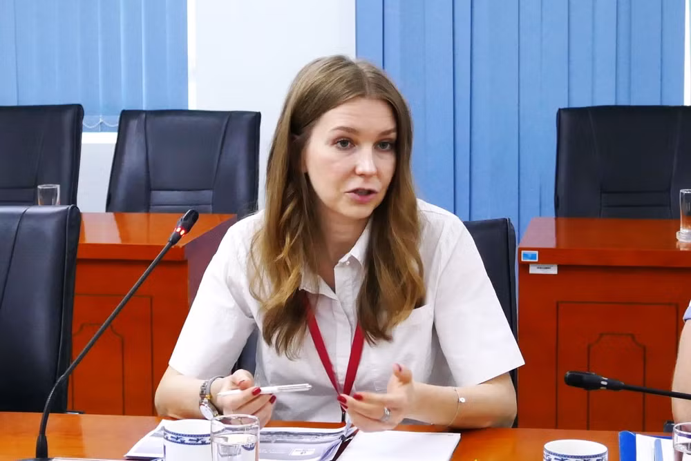 Bà Tatarnova Margarita – đại diện Zarubezhneft phát biểu trao đổi tại buổi làm việc.