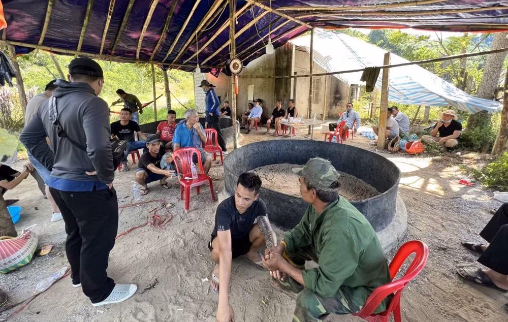 Lực lượng chức năng đã bắt quả tang 19 đối tượng đang đánh bạc dưới hình thức đá gà ăn tiền tại hiện trường
