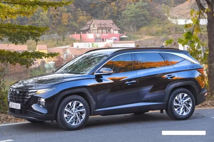 Hệ truyền động hybrid với động cơ xăng 4 xi-lanh, tăng áp, dung tích 1.6L, kết hợp với mô-tơ điện và tạo ra công suất tổng cộng 227 mã lực cùng mô-men xoắn cực đại 350 Nm. Hệ truyền động này giúp Hyundai Tucson mới chỉ tiêu thụ lượng xăng trung bình 16,2 km/lít (khoảng 6,17 lít/100 km).