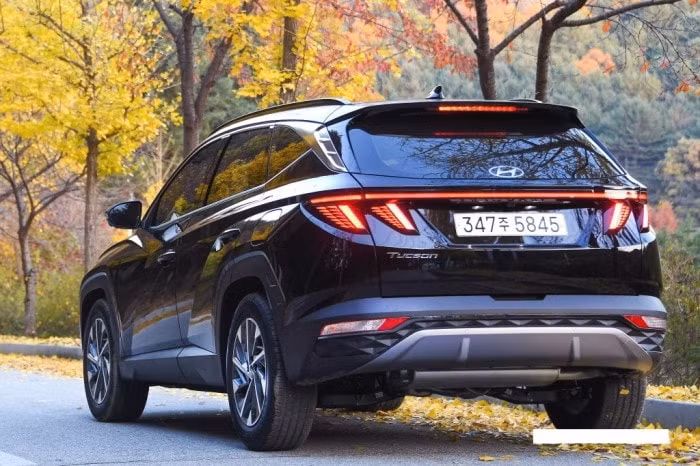 Về vận hành, Hyundai Tucson 2023 có tới 3 tùy chọn động cơ. Đầu tiên là động cơ xăng 4 xi-lanh, tăng áp, dung tích 1.6L với công suất tối đa 180 mã lực và mô-men xoắn cực đại 265 Nm. Thứ hai là động cơ diesel 4 xi-lanh, dung tích 2.0L với công suất tối đa 184 mã lực và mô-men xoắn cực đại 417 Nm.