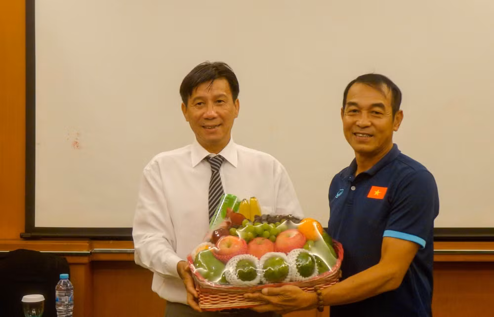 HLV trưởng Đinh Thế Nam nhận quà trái cây tươi từ Đại sứ Tạ Văn Thông. Ảnh: VFF