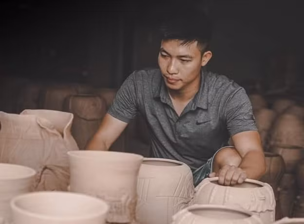 nguoi tre giu lua cho nghe lam gom sanh huong canh hinh 1