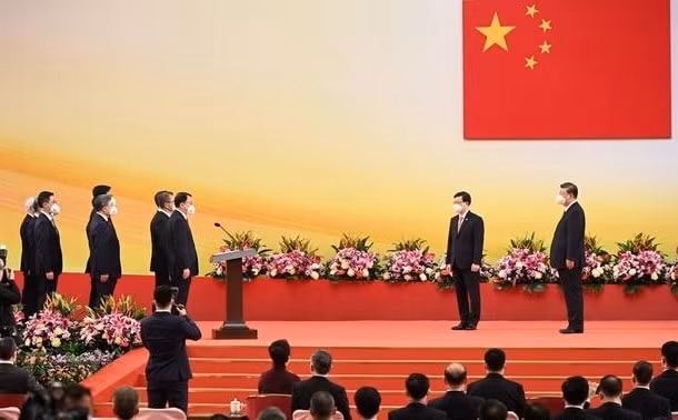 Chủ tịch Tập Cận Bình (bìa phải) và tân Trưởng đặc khu Hồng Kông John Lee trong lễ tuyên thệ. Ảnh: Reuters.