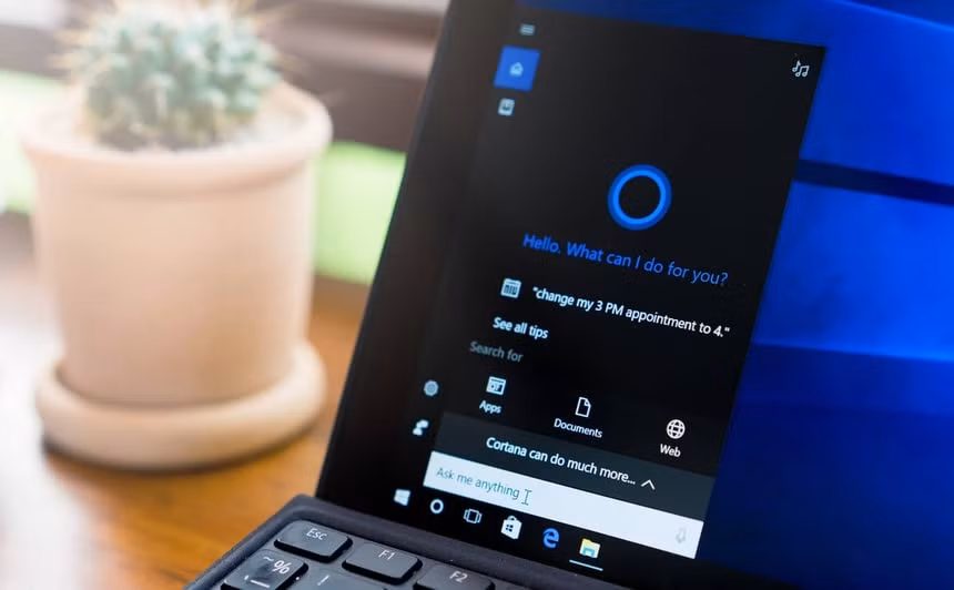 Cortana: Microsoft tiếp tục chậm chân trong lĩnh vực trợ lý ảo khi ra mắt Cortana vào thời điểm Google Assistant, Amazon Alexa và Apple Siri chiếm thị phần lớn. Được đặt tên theo nhân vật ảo trong game Halo, Cortana xuất hiện đầu tiên trên Windows Phone trước khi tích hợp lên máy tính vào năm 2015. Về lý thuyết, Cortana có thể tiếp cận hàng triệu người dùng Windows. Tuy nhiên trên thực tế, không nhiều người sử dụng trợ lý ảo này. Trên Windows 11, Cortana bị vô hiệu hóa và loại bỏ khỏi tính năng tìm kiếm.