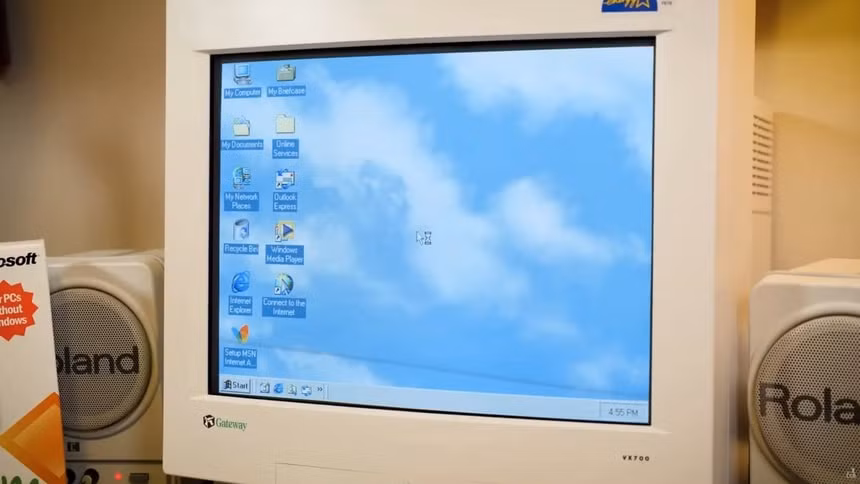 Windows ME: Ra mắt năm 2000, Windows ME (Millennium Edition) được xem là phiên bản Windows tệ nhất lịch sử. Một số đánh giá cho rằng Windows ME tương thích phần cứng và phần mềm tốt hơn so với Windows 2000, phiên bản vốn tập trung cho doanh nghiệp. Tuy nhiên, phần còn lại phàn nàn Windows ME hoạt động kém ổn định, thường xuyên gây tràn RAM khiến máy gặp sự cố. Dù nhanh chóng bị lãng quên, một số tính năng của Windows ME vẫn tồn tại đến hiện nay như tự động cập nhật (Windows Update), trình sửa video (Movie Maker), sao lưu hệ thống (System Restore)…