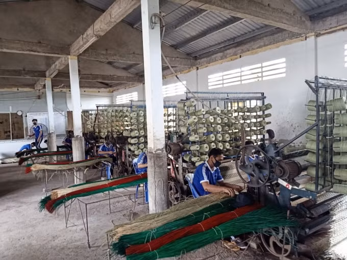 Các học viên được dạy nghề trước khi về tái hòa nhập cộng đồng. Ảnh: Minh Luân