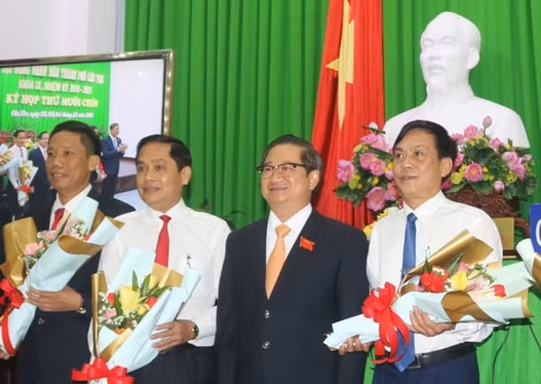 Ông Trần Việt Trường - Chủ tịch UBND thành phố Cần Thơ (thứ hai từ phải sang) chúc mừng 3 Phó Chủ tịch UBND thành phố. Ảnh: TTO