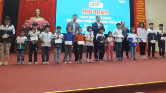 Các đại biểu trao tặng học bổng tới học sinh có hoàn cảnh khó khăn học giỏi. Ảnh: TL