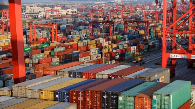 Các thùng container tại Cảng nước sâu Dương Sơn, một phần của Khu Thương mại Tự do Thượng Hải, ở Thượng Hải. Trung Quốc đã tích cực tham gia các cuộc đàm phán thương mại tự do châu Á trong khi chính quyền Trump vắng mặt - Ảnh: Reuters
