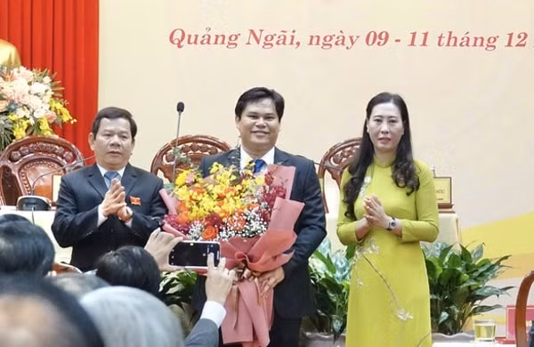 Bí thư Tỉnh ủy, Chủ tịch HĐND tỉnh Quảng Ngãi Bùi Thị Quỳnh Vân (phải) và Chủ tịch UBND tỉnh Đặng Văn Minh (trái) chúc mừng Phó chủ tịch UBND tỉnh Trần Phước Hiền