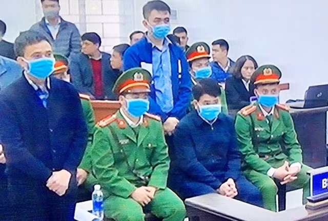 Cựu Chủ tịch UBND TP Hà Nội Nguyễn Đức Chung cùng các bị cáo tại phiên tòa.