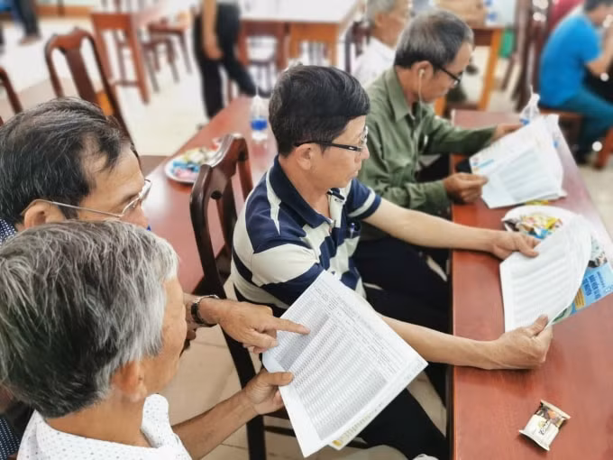 Người dân hân hoan tìm hiểu chính sách&nbsp;BHXH tự nguyện