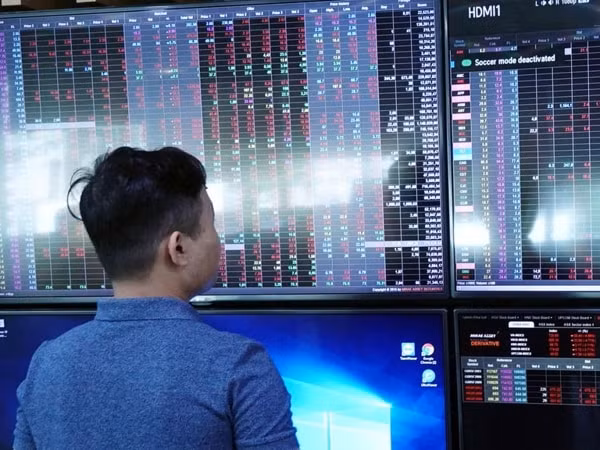 Nhà đầu tư được khuyến nghị tránh mua đuổi, chờ nhịp điều chỉnh rõ nét trước khi mở trở lại các trạng thái ngắn hạn