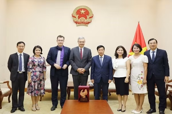 Bộ trưởng Nguyễn Ngọc Thiện tiếp ông Nicolas Warnery - Đại sứ Pháp tại Việt Nam. Ảnh: internet.