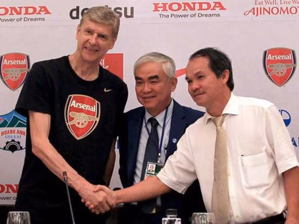 Huấn luyện viên Arsene Wenger trong chuyến du đấu tại Việt Nam năm 2013. Ảnh: internet.