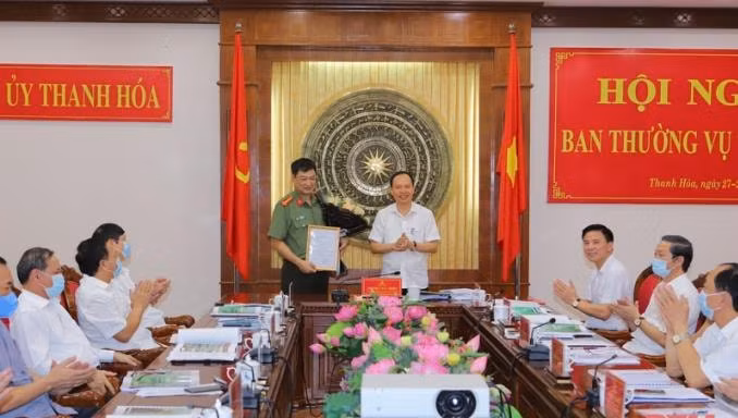 Thừa lệnh Ban Bí thư, ông Trịnh Văn Chiến, Ủy viên Trung ương Đảng, Bí thư Tỉnh ủy trao quyết định cho đại tá Trần Phú Hà. Ảnh: Minh Hiếu