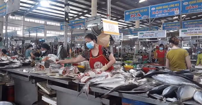 Tiểu thương chợ đầu mối Hòa Cường dán yêu cầu giãn cách 2 m ngay tại quầy. Ảnh: TL