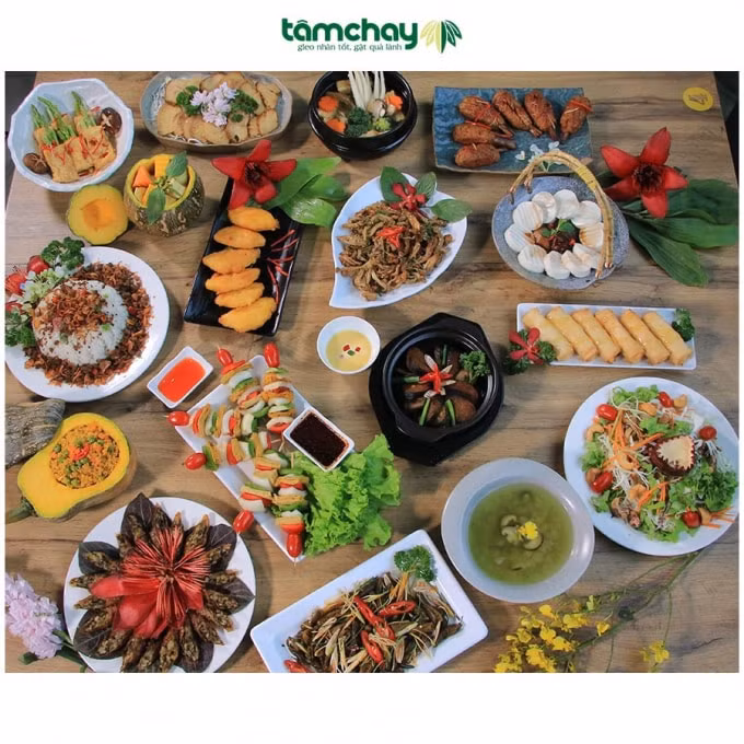 Mâm cỗ chay khoảng 1.600.000Đ gồm 15 món: 1. Salad chanh leo, 2. Soup tuyết liên, 3. Nem hoa quả, 4. Sake lắc phô mai, 4. Dồi chay, 5. Chả rong khoanh kho tộ, 6. Xiên ngũ vị, 7. Đậu sốt nấm, 8. Bao sả khìa áp chảo, 9. Nấm hoàng đế chiên, 10. 11. Đậu nhồi măng tây, 12. Nấm nướng, 13. Cari bí đỏ, 14. Xôi hoàng đế, 15. Canh nấm hoàng đế.
