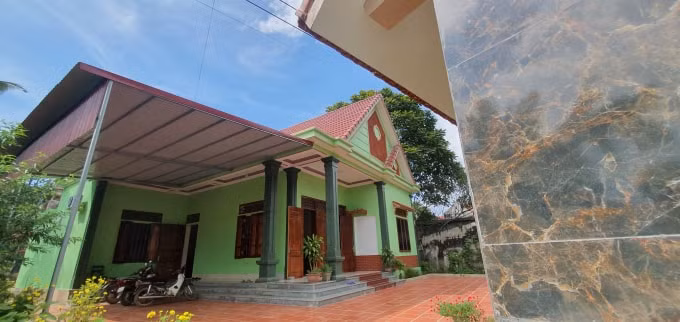 Gia cảnh nhà bà Trương Thị Bức, Chủ tịch MTTQ xã, một trong 3 cán bộ vừa bị phát hiện gửi con vào hộ nghèo để được miễn giảm học phí.