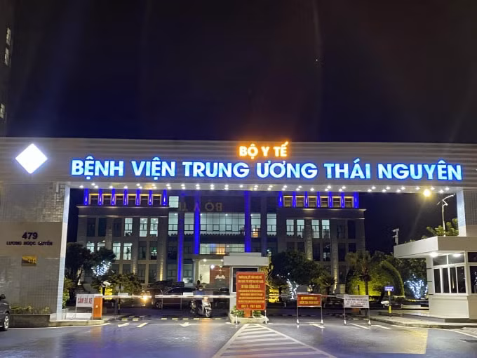 Nạn nhân Nguyễn Tiến Tùng đang được cấp cứu tại Bệnh viện Trung Ương Thái Nguyên. Ảnh: Dương Lâm