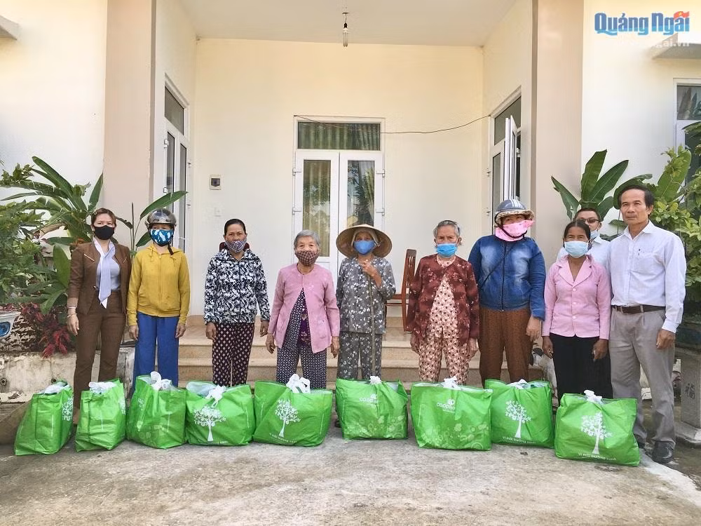 Các nhu yếu phẩm thiết yếu được trao cho những hộ nghèo, hộ gia đình gặp khó khăn, bị ảnh hưởng do dịch Covid-19.