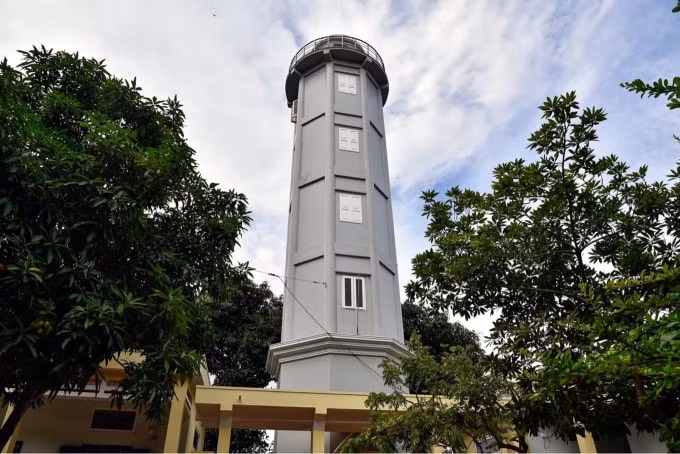 Người dân địa phương quen gọi ngọn hải đăng Lạch Trào cao 27m so với mực nước biển là “cột đèn”.
