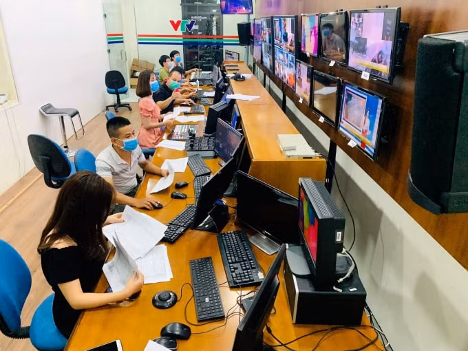 Một kip phát sóng bản tin trên VTV8 