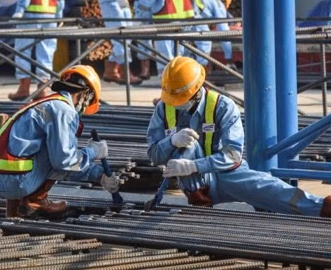 Các công nhân làm việc tại một công trường ở Indonesia - Ảnh: Reuters
