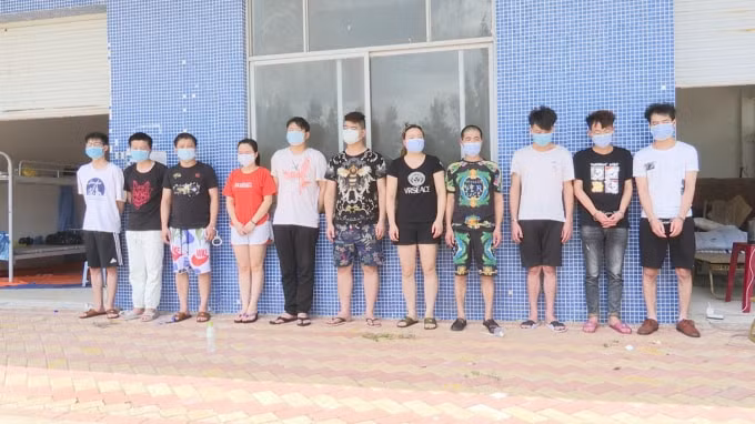 Các đối tượng đánh bạc bị bắt giữ. Ảnh: TL.