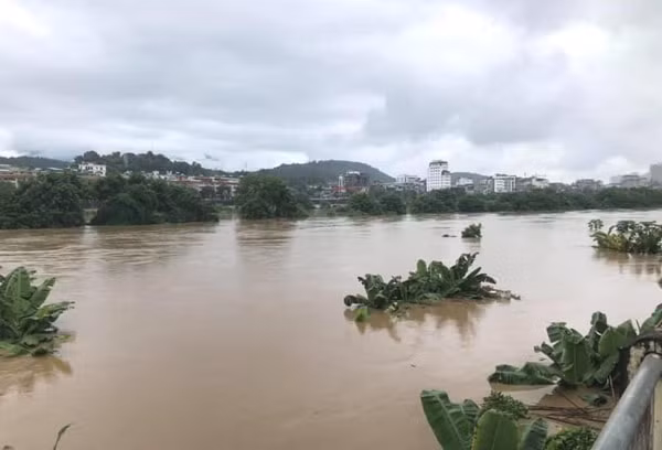 Nước lũ sông Hồng, sông Thao dâng cao sau khi Trung Quốc tăng xả lũ. Ảnh: TL.