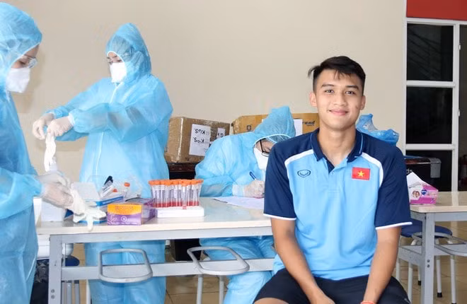 Các cầu thủ U19 Việt Nam lấy mẫu xét nghiệm COVID-19. Ảnh: internet.