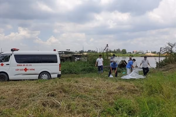 Hiện trường vụ phát hiện thi thể người phụ nữ không đầu trôi nổi trong lục bình trên sông Sài Gòn. Ảnh: LĐO
